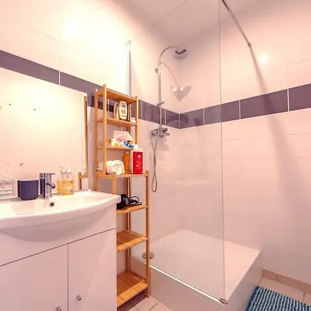 Lejlighed Lovely Large Familial In Nice, Minutes Walk To The Beach! *